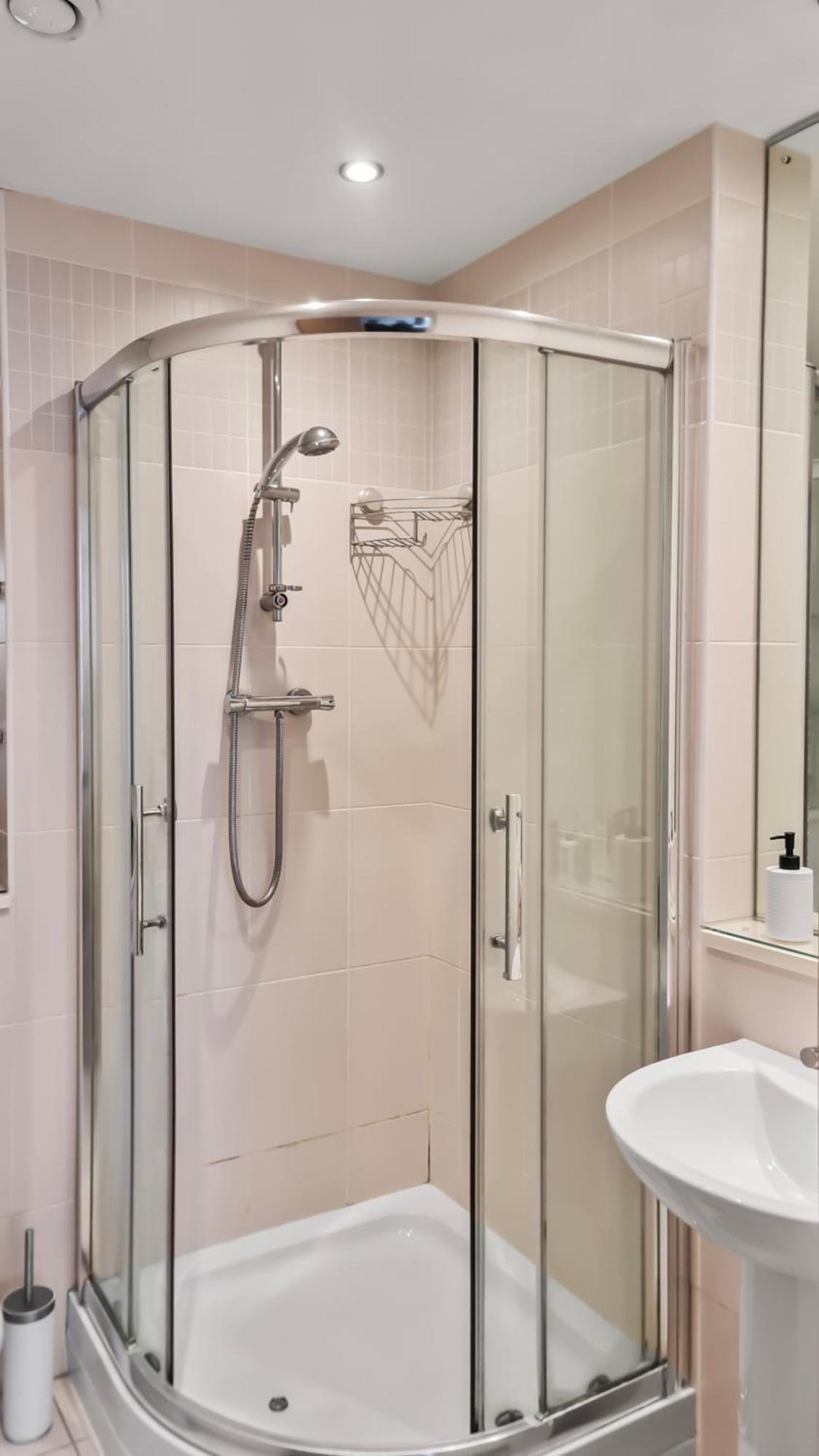 Sky High Ensuite Bedroom In Shared In Centre